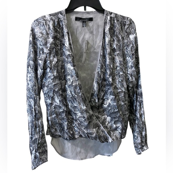 White House Black Market Tops - White House Black Market Size 0 Long Slv Silver Metallic Threads Feather Print